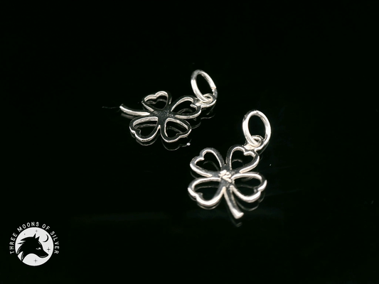 Elegant Silver Four-Leaf Clover Pendants 18mm