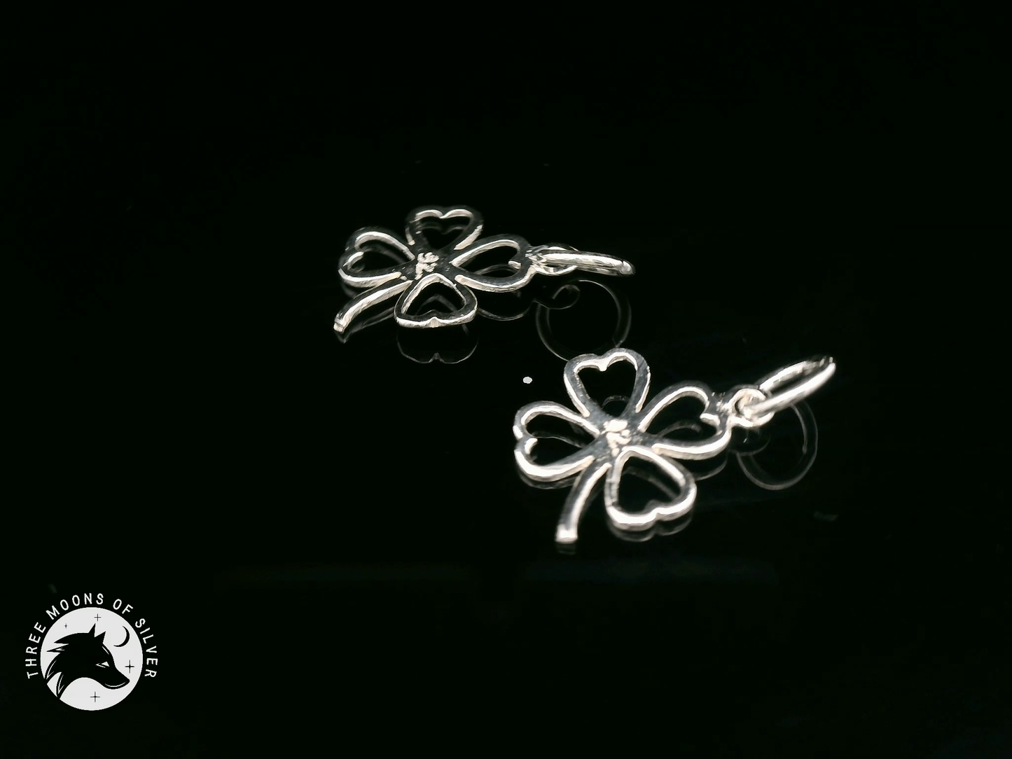 Elegant Silver Four-Leaf Clover Pendants 18mm