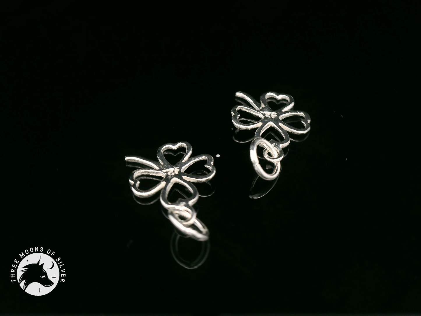 Elegant Silver Four-Leaf Clover Pendants 18mm
