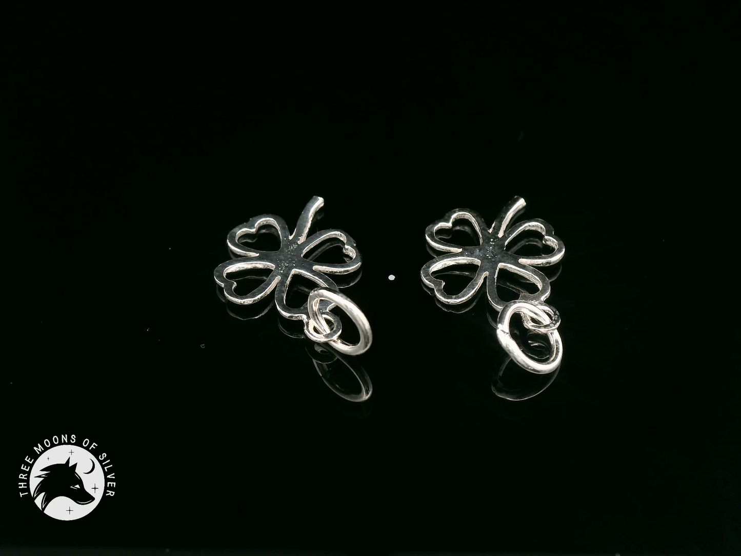 Elegant Silver Four-Leaf Clover Pendants 18mm