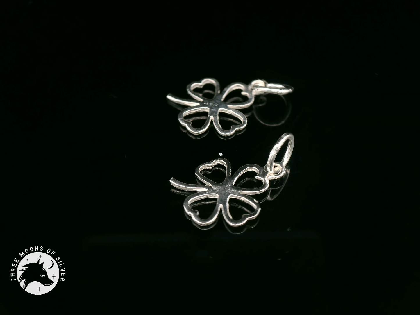 Elegant Silver Four-Leaf Clover Pendants 18mm