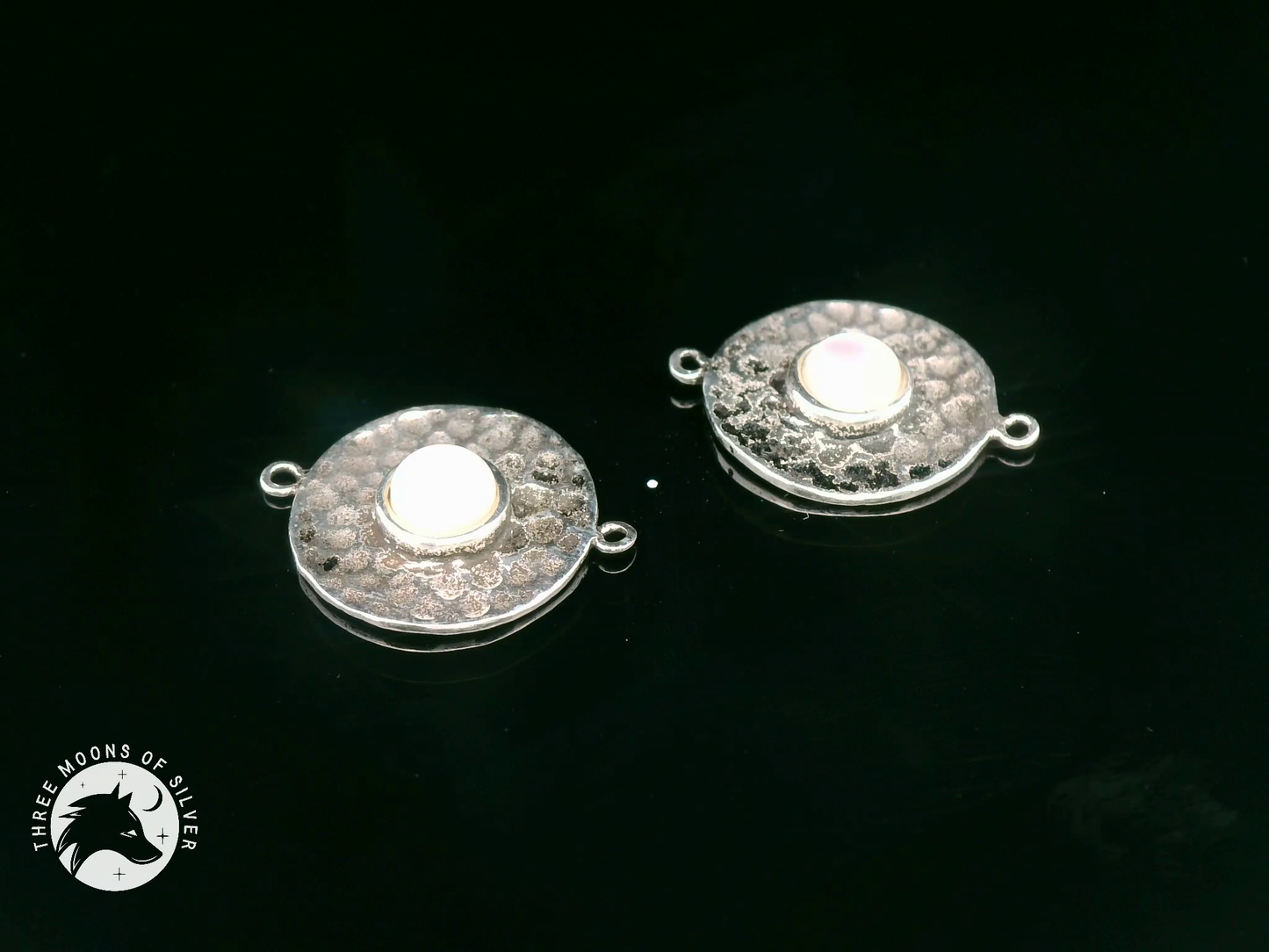 Elegant Silver Connector with Pearls 18mm